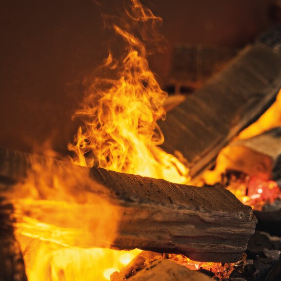 The eSENSE electric fire is equipped with high-quality ceramic logs.