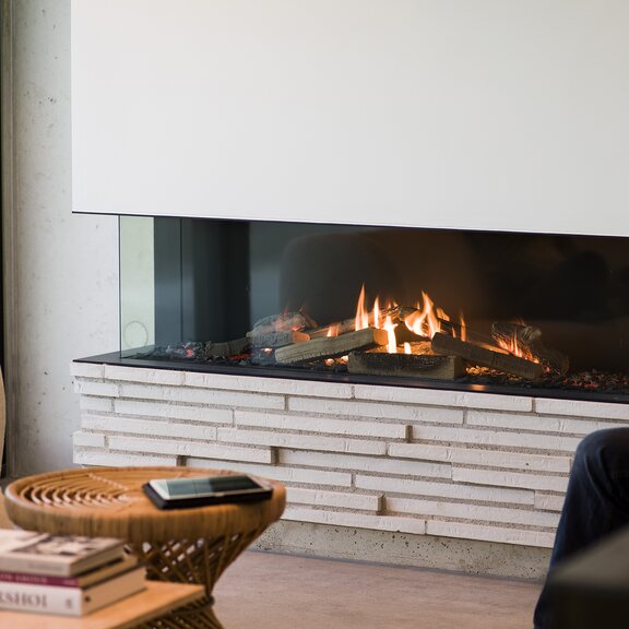 VISIO 160 gas fireplace insert with three-sided glass and black steel frame