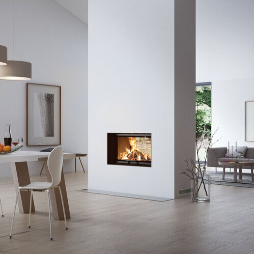 VISIO TUNNEL Wood fireplace VISIO TUNNEL stands in the centre of the brightly furnished room yet still allows a view from the living room to the dining room