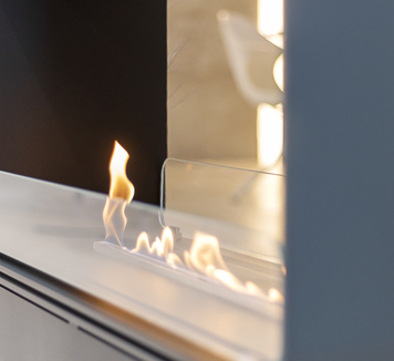 Left-hand side glass pane with flame Austin black Flame of the bioethanol burner Austin Black