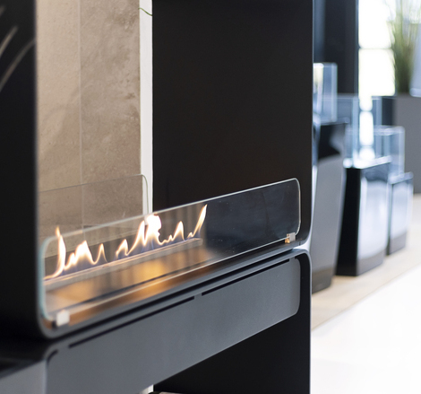 Right-hand side glass panel with flame Austin black Flame of the Austin bioethanol burner