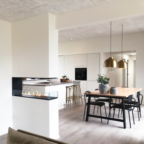 Bioethanol burner Montreal room divider in the dining room with light panelling