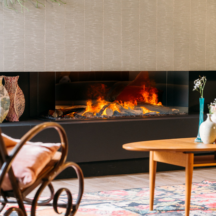 Electric fireplace e-Matrix Linear 1300/400 3-sided in the living room with carpet and rocking chair
