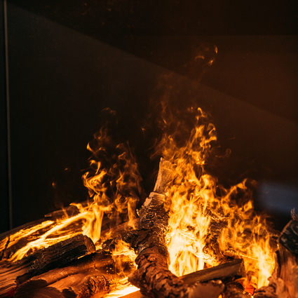 In the e-Matrix Mood 800/500 electric fireplace with 3-sided glazing, the ceramic wood logs and water vapour flames are illuminated with LEDs.