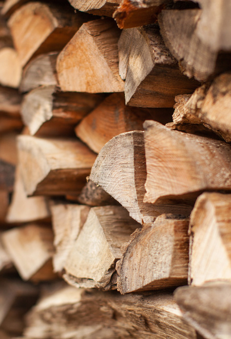 Brennholz Dank effizienter Verbrennung benötigt Ihr Attika Holz-Kaminofen wenig Holz.